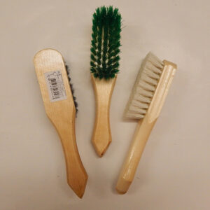 Щетка одёжная дер. 195х35мм (синтетическая щетина)