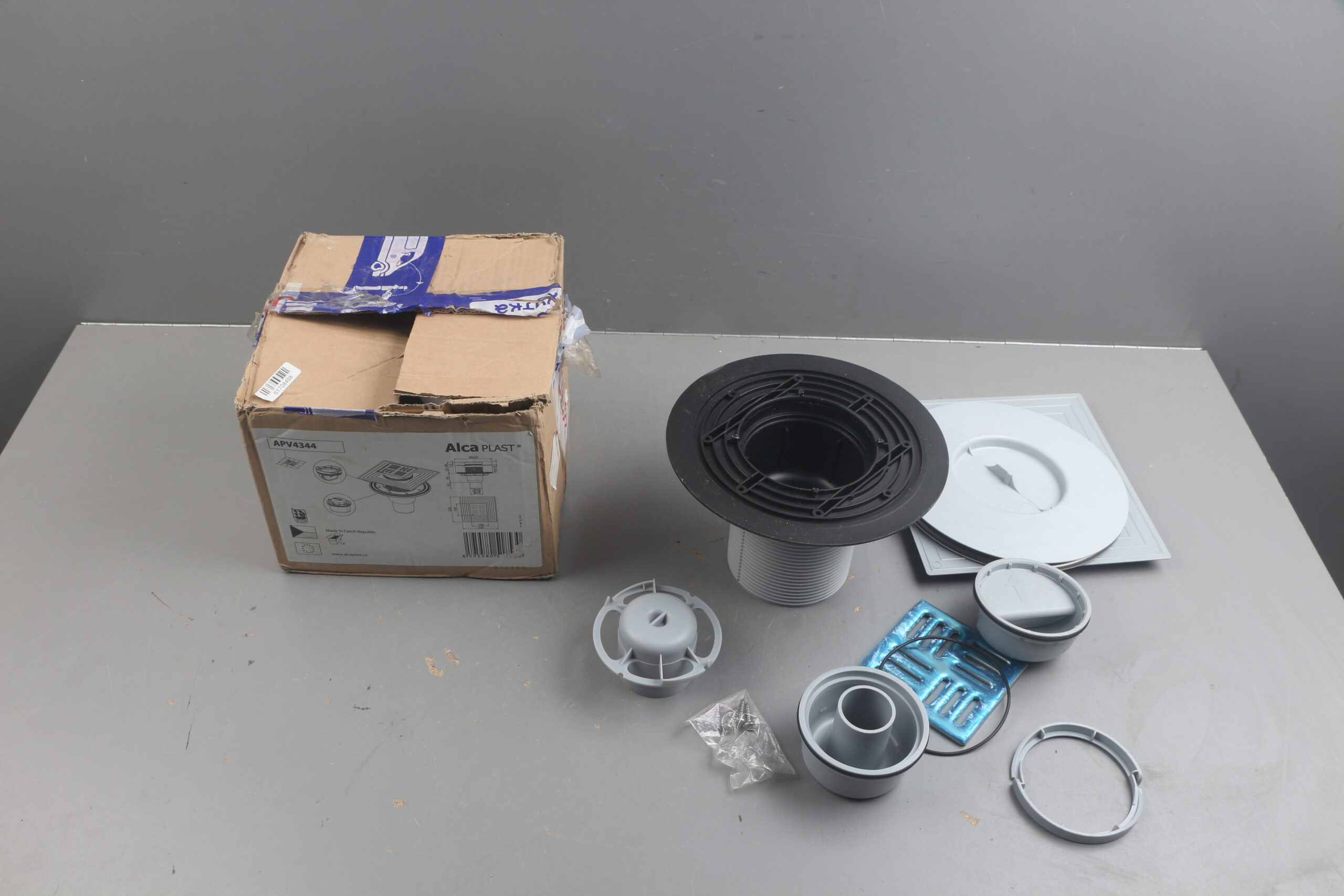 Сливной трап 105х105/50/75, прямой сток, решетка – нерж. сталь, гидрозатвор – комб. Alcaplast уцен