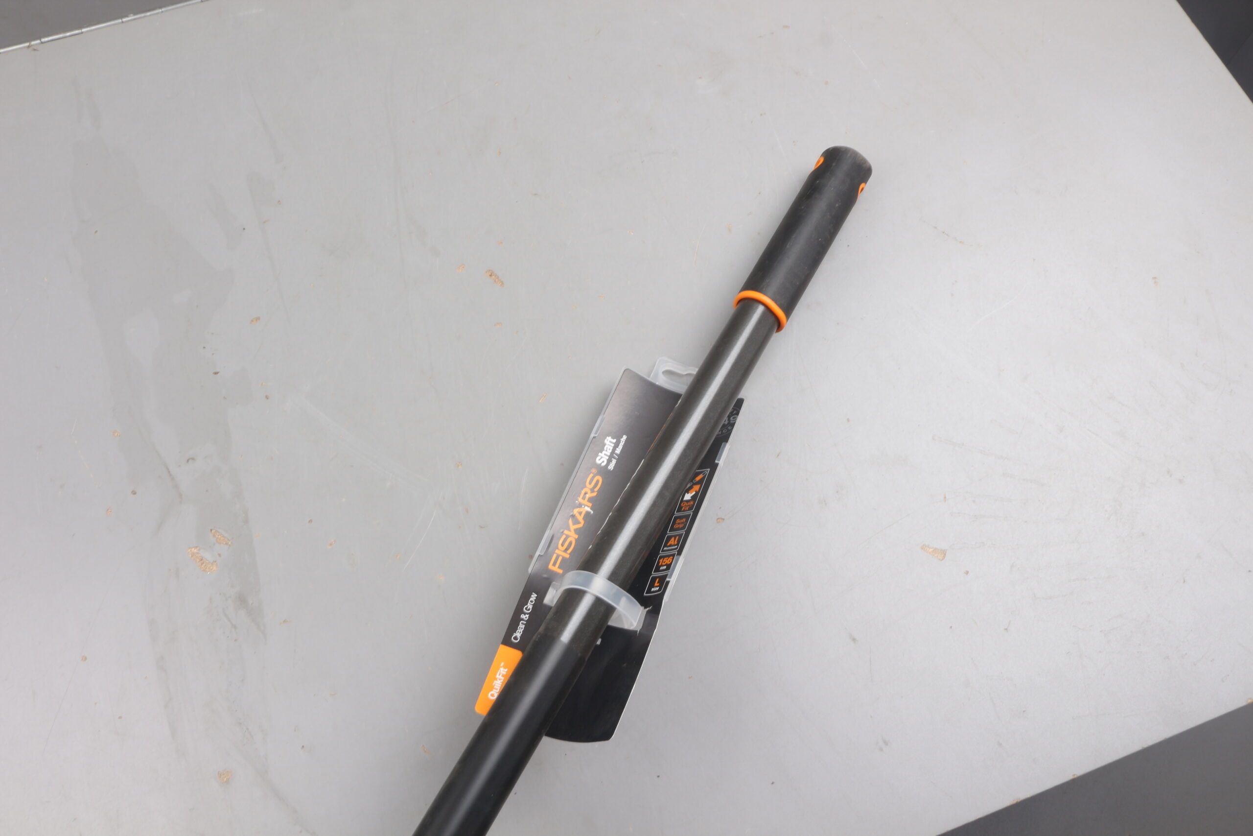 Черенок алюминиевый графитовый 156см QuikFit FISKARS уцененный (1277833086)