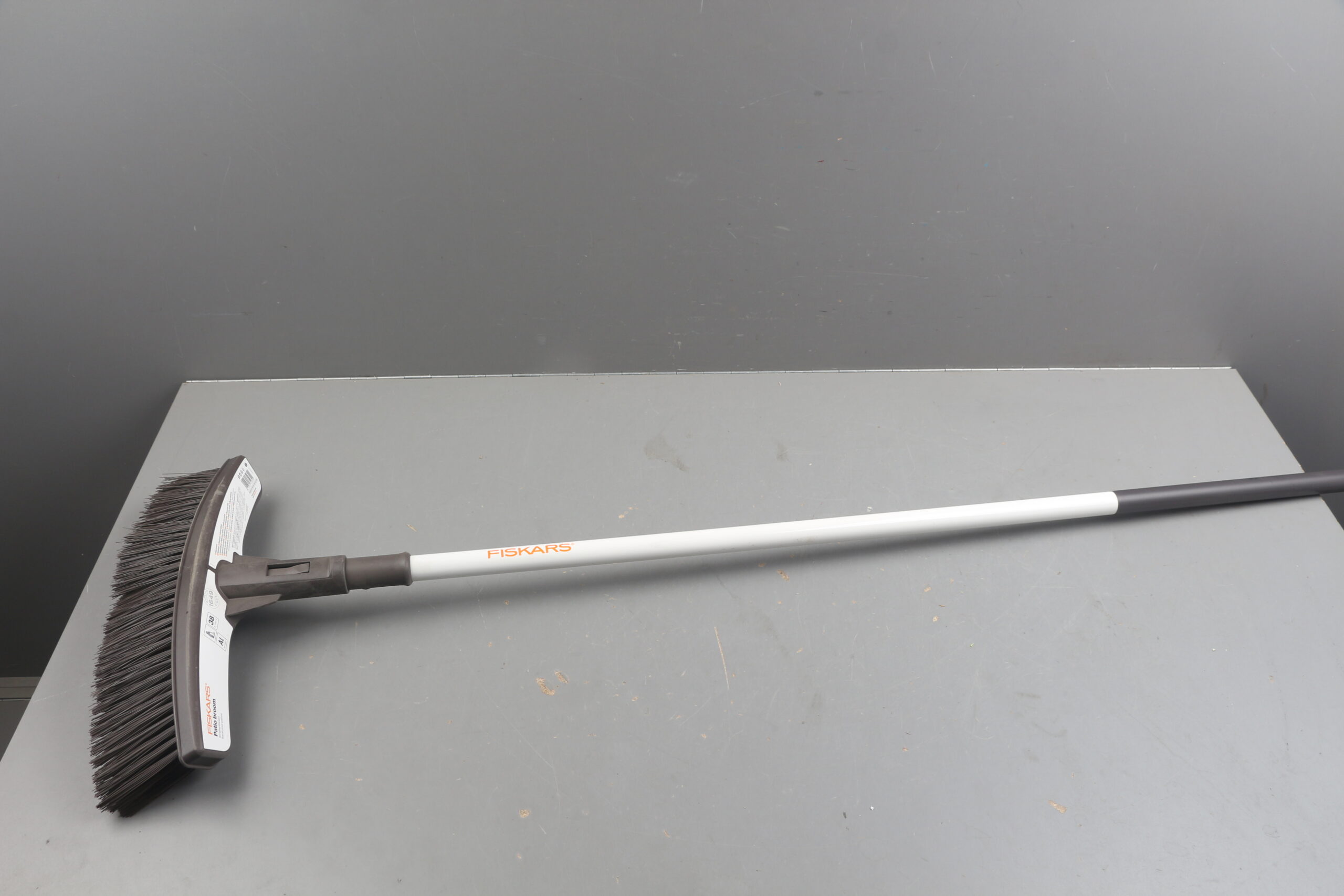 Метла облегченная FISKARS уцененный (4268887116)