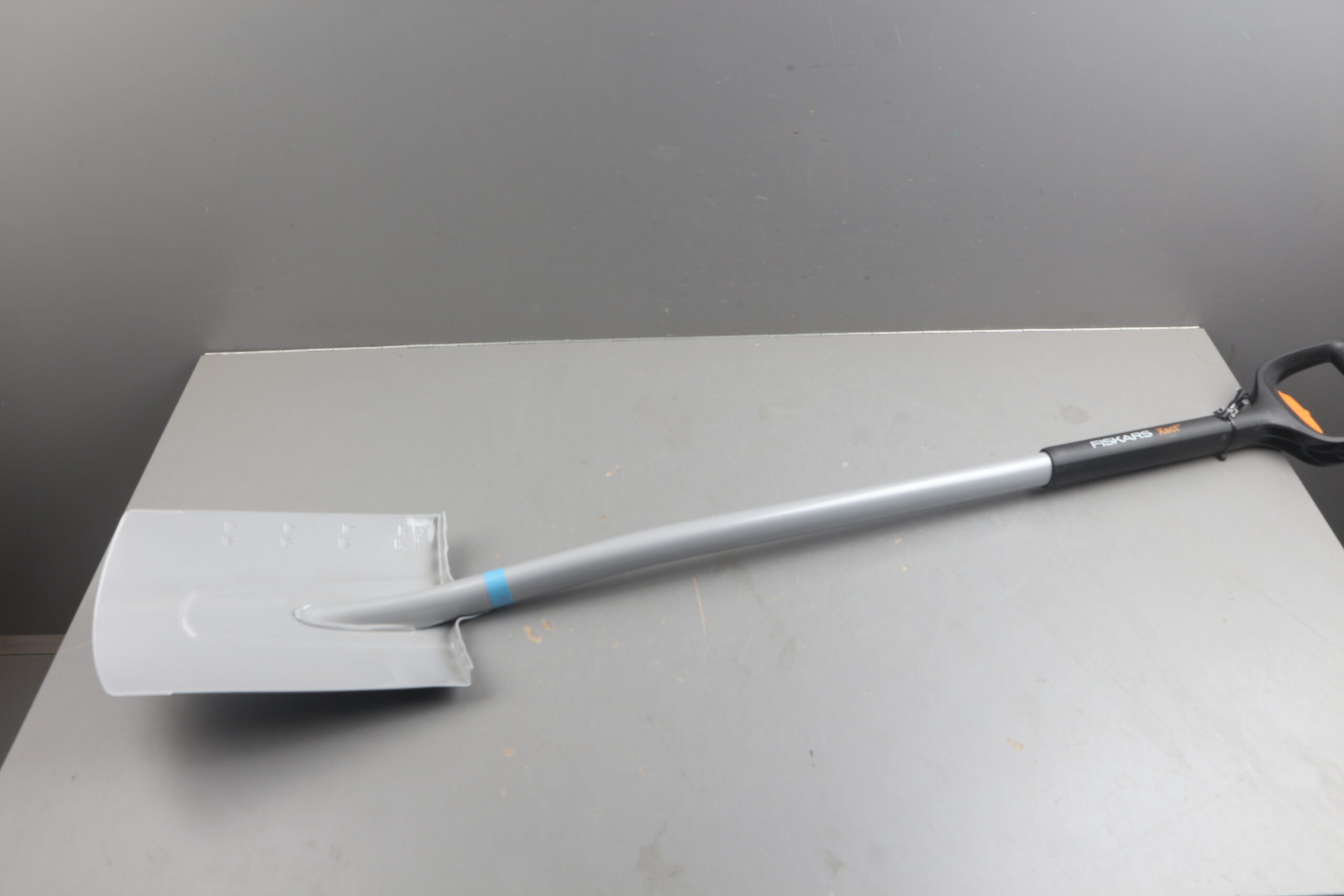 Лопата штыковая телескопическая прямая Xact FISKARS уцененный (0238941838)