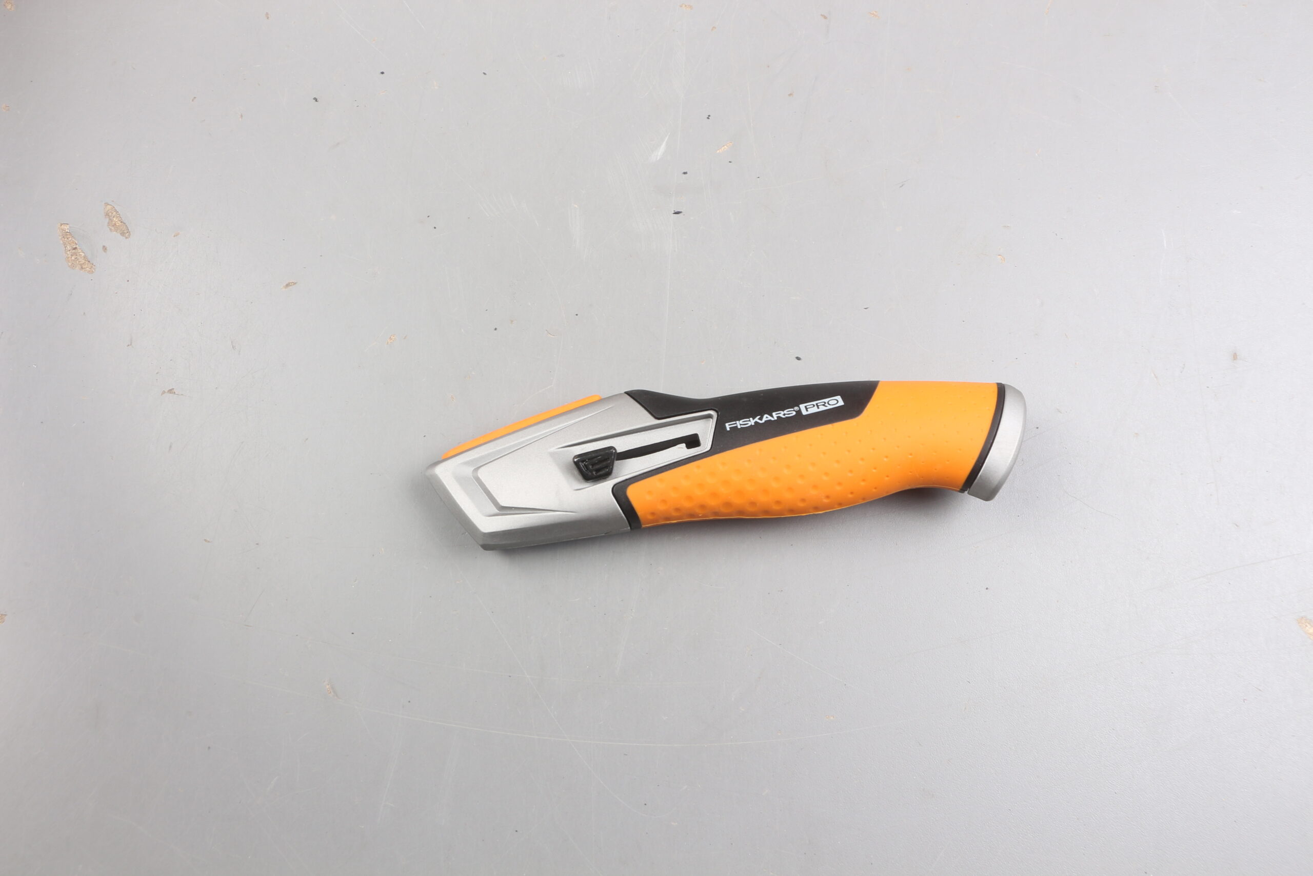 Нож выдвижной, универсальный CarbonMax FISKARS уцененный (1397384900)