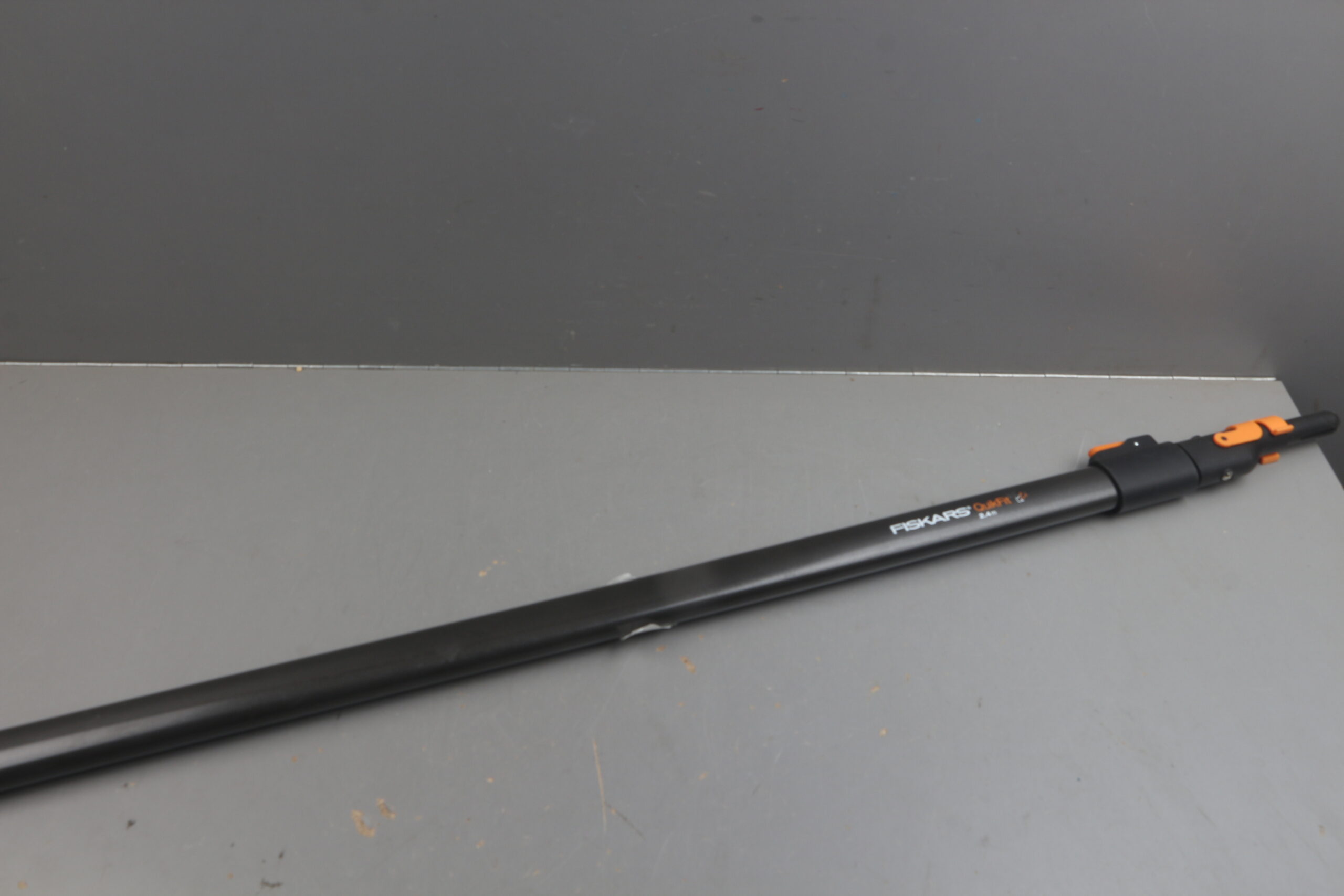 Черенок алюминиевый графитовый телескопический QuikFit FISKARS уцененный (0389770892)
