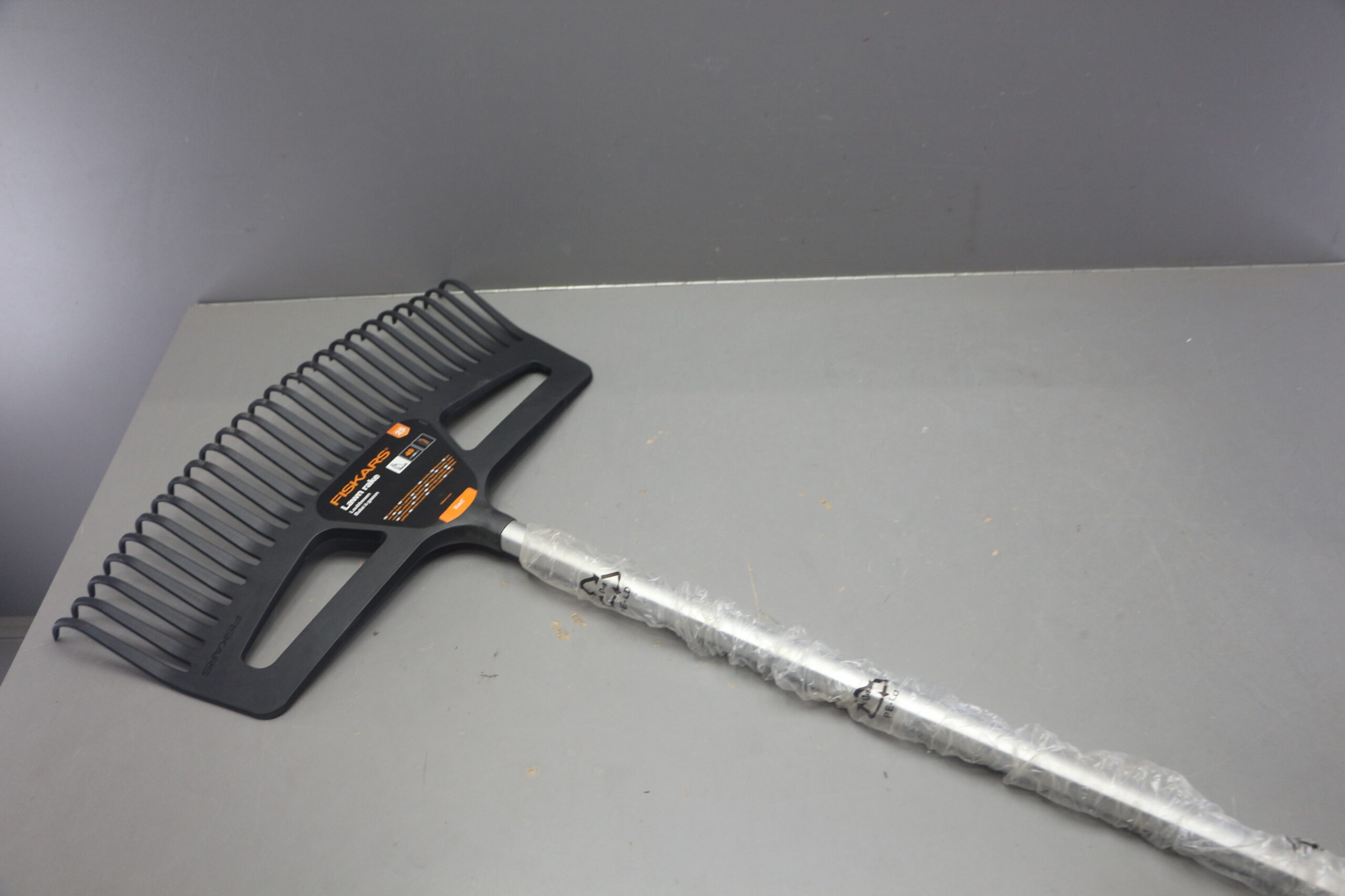 Грабли для газона L Xact FISKARS уцененный (0114091470)