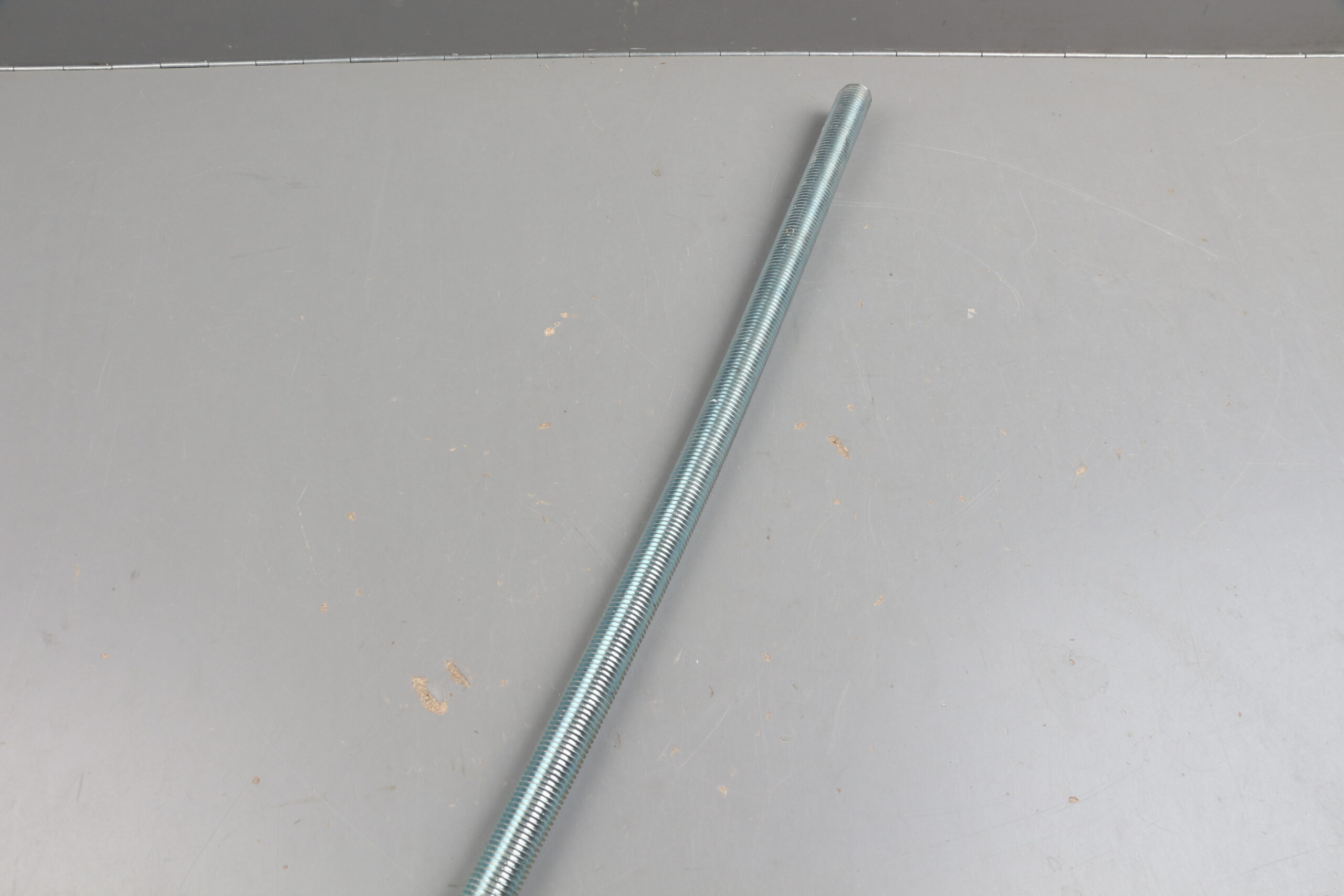 Шпилька резьбовая М22х2000 мм цинк, кл.пр. 4.8, угол резьбы 45°, DIN 975 STARFIX уцененный (115179