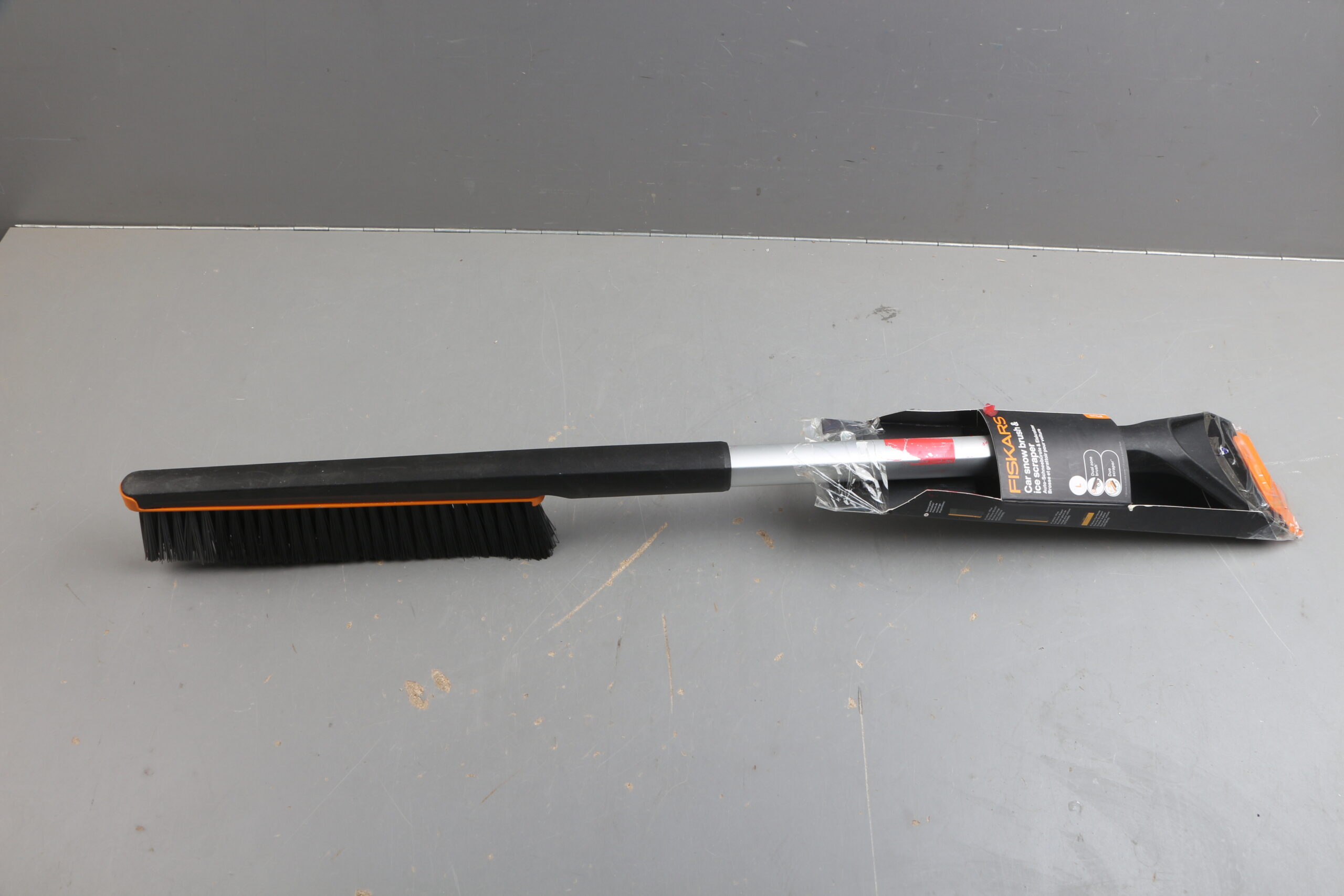 Щетка для снега 85-113см телескоп. со скребком X-series FISKARS уцененный (0594061600)