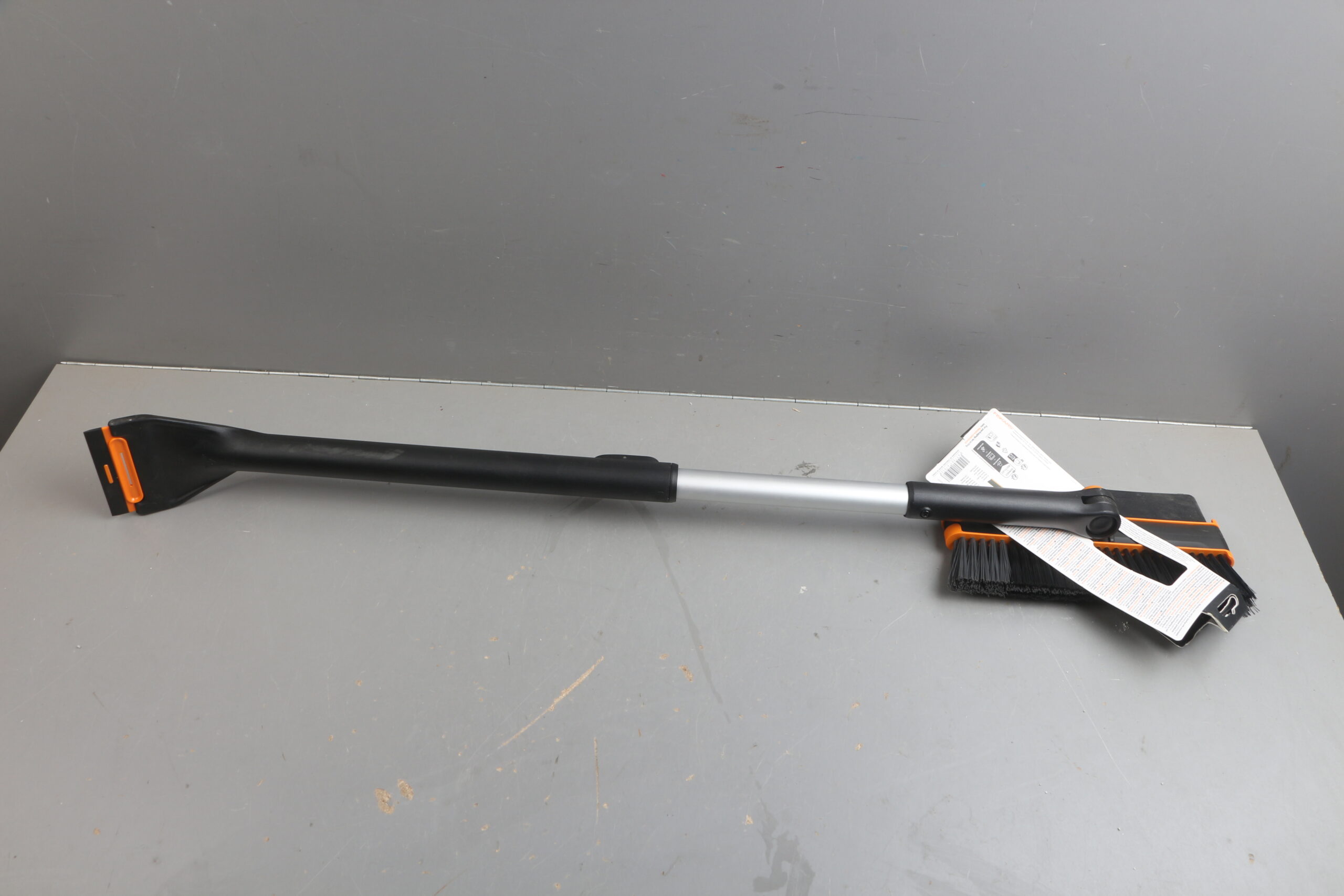 Щетка для снега 96-121см телескоп. со скребком X-series FISKARS уцененный (0004733696)