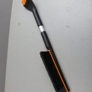 Щетка для снега 63см со скребком Plus FISKARS уцененный (0245706252)