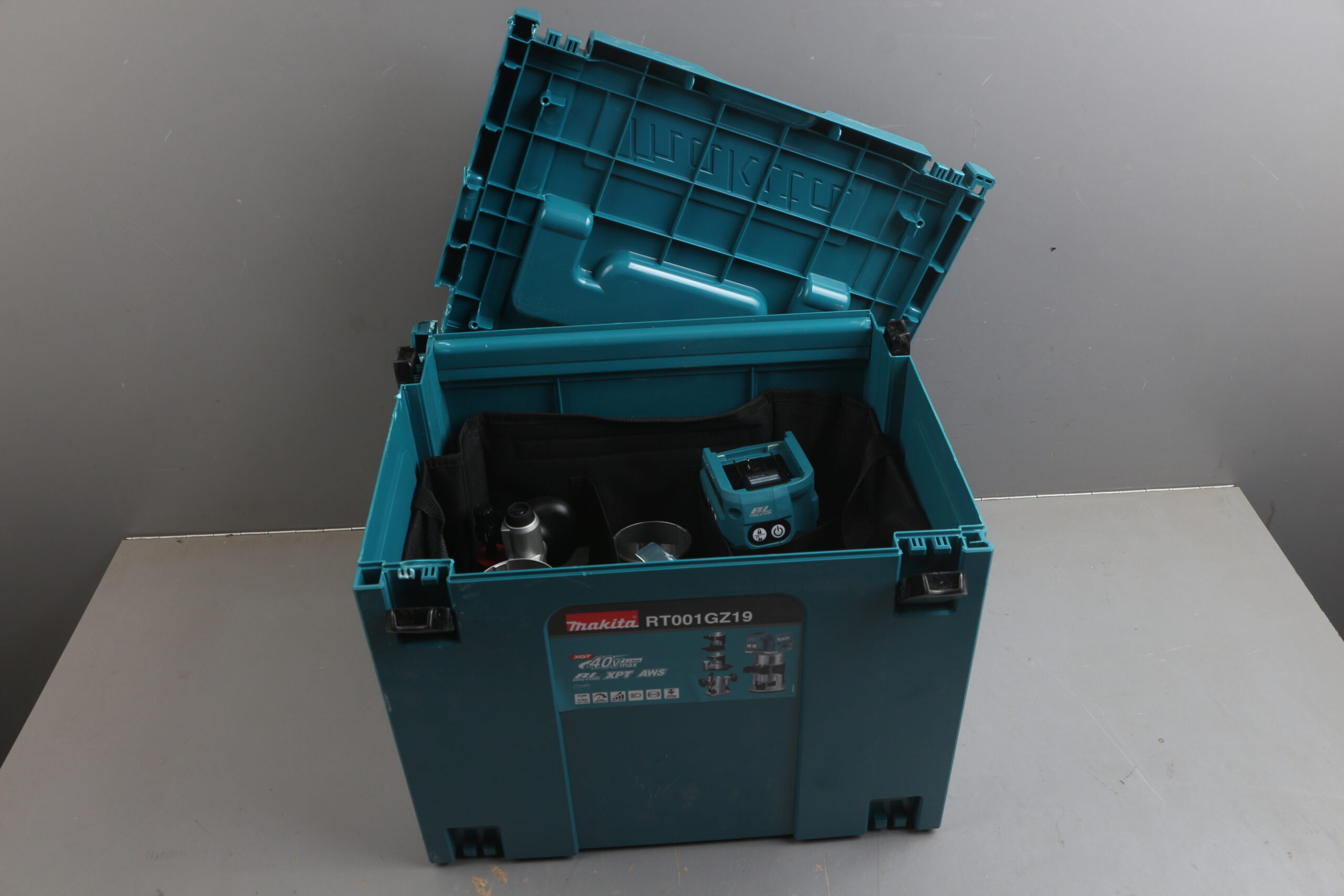Аккум. фрезер кромочный MAKITA RT001GZ19 MAKPAC уцененный (0504512540)