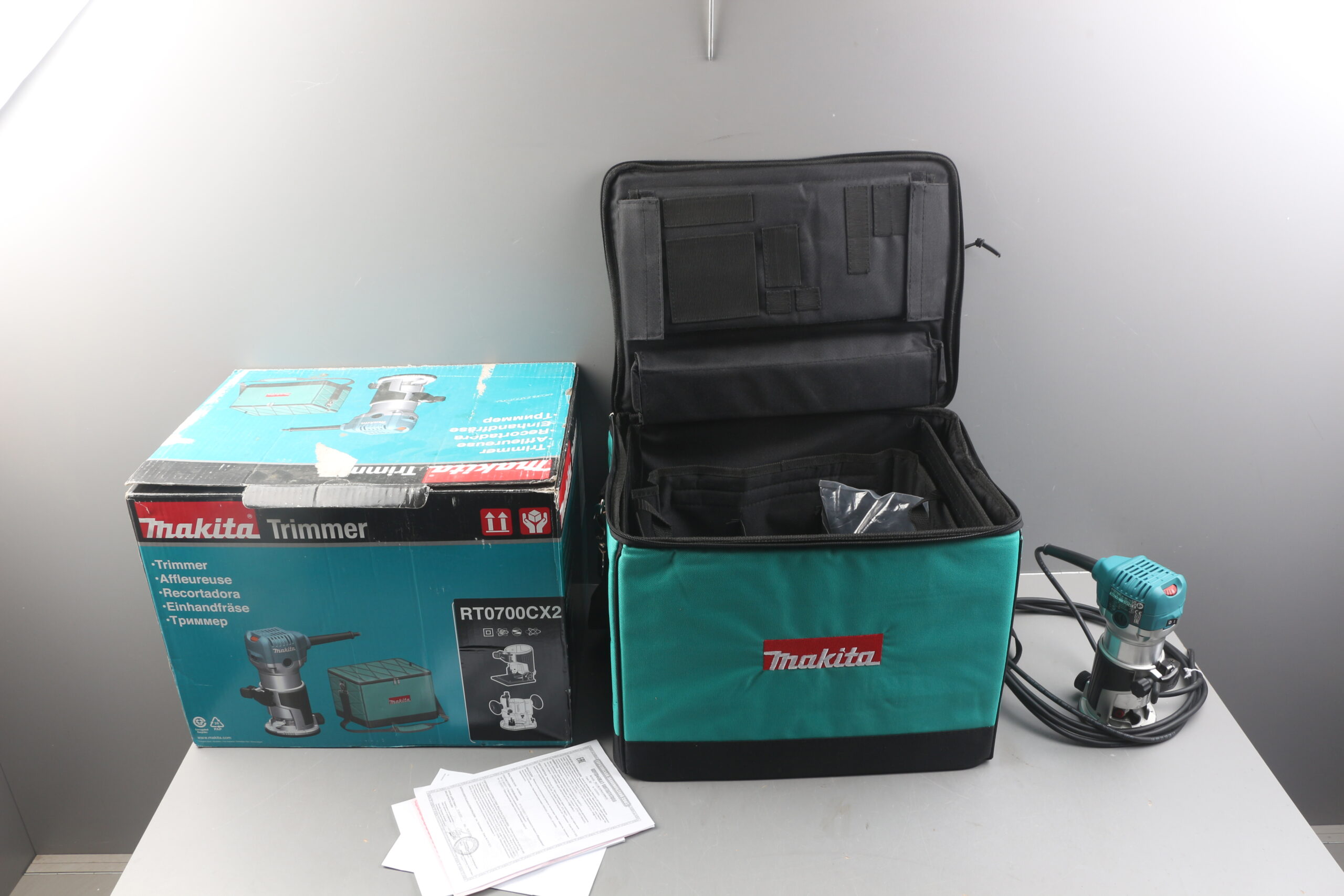Фрезер кромочный MAKITA RT 0700 CX2 + аксессуары в сумке уцененный (2712747702)