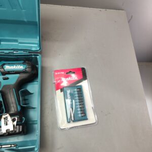 Аккум. дрель-шуруповерт MAKITA CXT DF 333 DWAE в чем. + набор бит уцененный (0221897312)